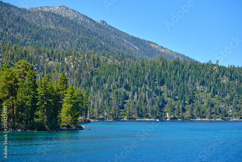 Fotografija Lake Tahoe, nestled within the majestic Sierra Nevada mountains, offers breathtaking views and serene landscapes