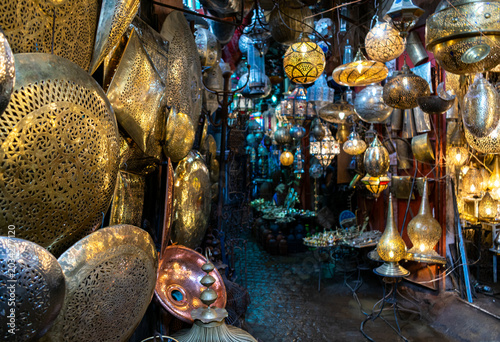 Cuadro en lienzo Traditional moroccan brass lanterns and lamps glowing in a souk market