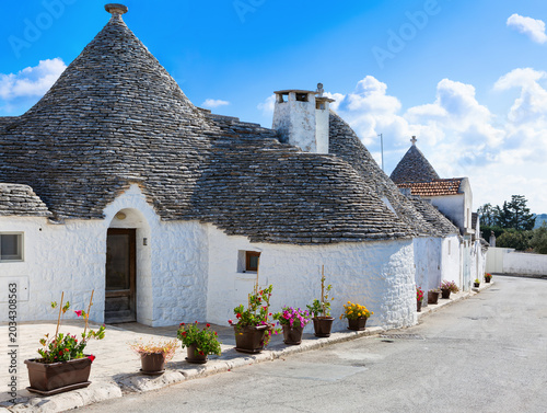 Foto Small winding street with typical Trulli houses in Alberobello, Apulia, Italy