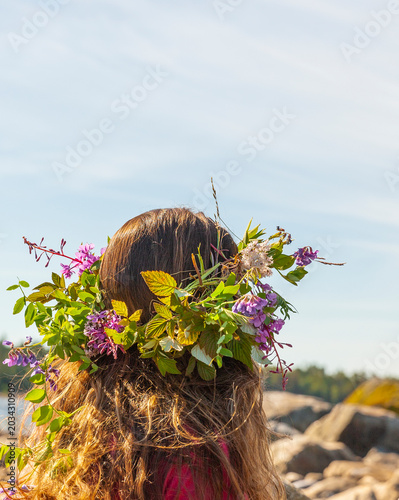 Frau mit Blumenkranz zu Mittsommer in Schweden