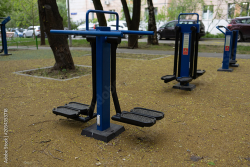 Foto Ellipsoid outdoor strength training simulator in a public park.