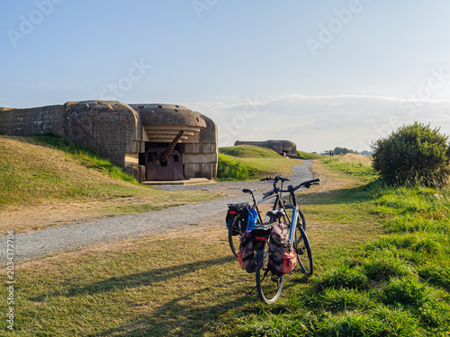Tableau sur toile Batterie de Longues-sur-Mer, dos bicicletas en el campo de batalla de la segunda