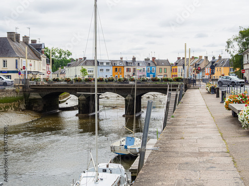 Vista del pueblo de la costa de Normandía en Francia, Isigny-sur-Mer, con un puente sobre el agua y casas de colores al fondo, barcos en primer plano, viajando verano 2022