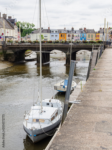 Pueblo pesquero, Isigny-sur-Mer, con vista del puente y barcas amarradas en el río, viajando en verano por la costa normanda de Francia, 2022