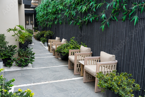 Armchairs with coffee tables, bamboo trunk wall and potted plants in the terrace area provide customer service in a Japanese atmosphere.