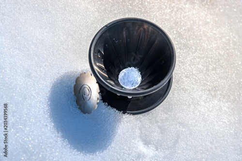 Foto Kalita Wave stainless steel coffee filter and dripper in snow, outdoor specialty
