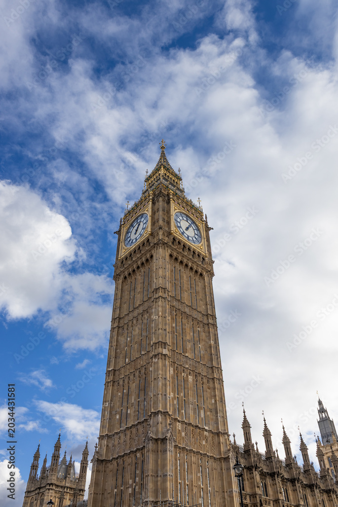 Obraz premium Big Ben clock tower against blue sky in London