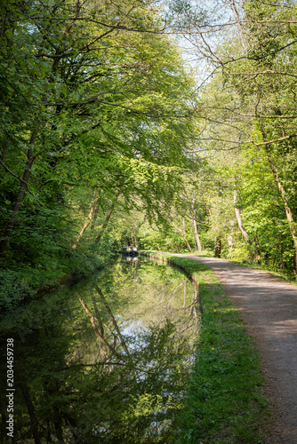 Fotografie Brecon to Monmouth Canal waterway track trail in Welsh valleys near Abergavenny
