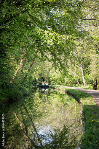 Fotografie Brecon to Monmouth Canal waterway track trail in Welsh valleys near Abergavenny