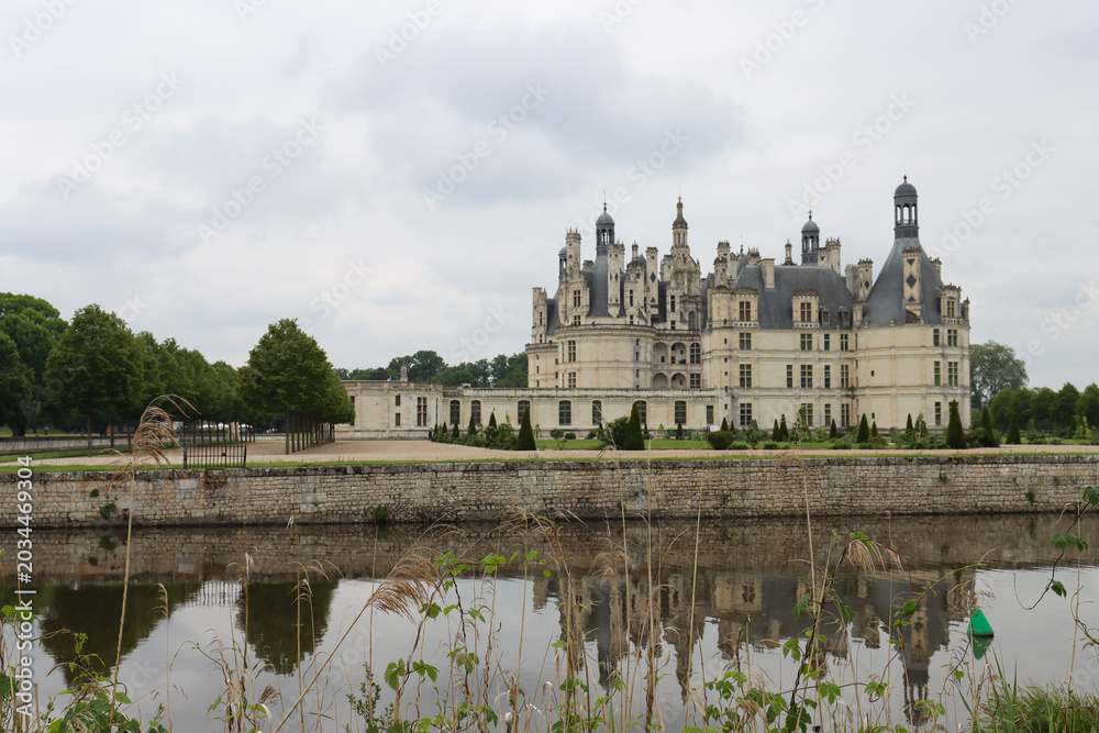 Obraz premium Symmetrical castle reflection in calm moat