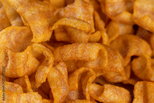 Foto crispy mashed potato chips fried in a large amount of sunflower oil, sprinkled w