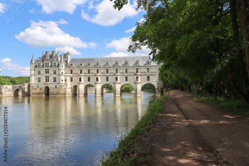 фотографія Chenonceaux castle framed by blue sky
