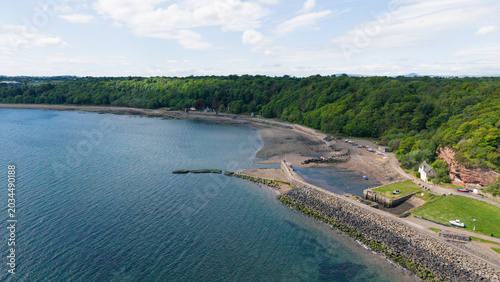 Foto High angle view of a historic stone breakwater and old harbour along the scenic coastline of West Wemyss, Fife, Scotland