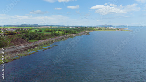 Foto Scenic aerial view of the rugged coastline near the village of East Wemyss in Fife, Scotland, with a wide panorama of the Firth of Forth