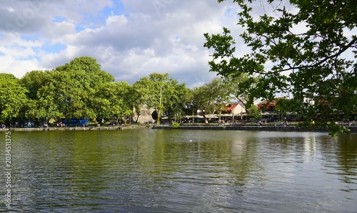 Foto View of the lake waterfront of the city of Ioannina,Greece