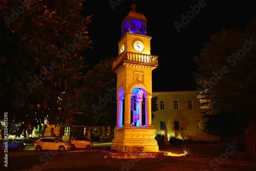 Foto The iconic city clock of the city of Ioannina,Greece, at night