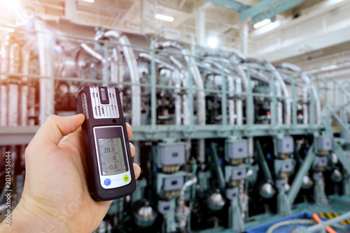 Foto Portable Gas Monitor Testing Atmosphere, Ship Engine Fuel Valves Inspection, Con
