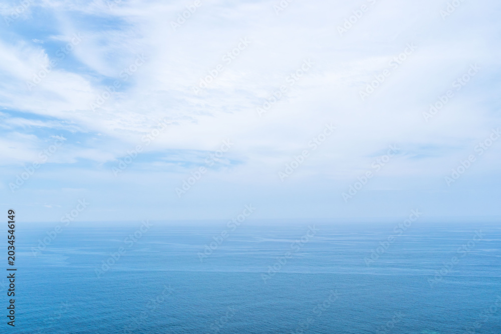 Fototapeta premium 初夏の霞んだ空と穏やかに広がる海01
