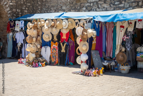 Cuadro en lienzo Souvenir stall by the gate of the medina in Hammamet, Tunisia