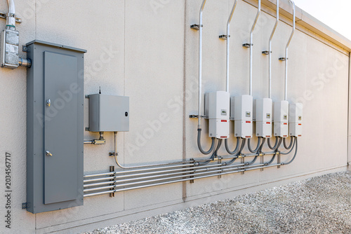 Foto An outdoor installation of a commercial solar power system featuring a row of fi