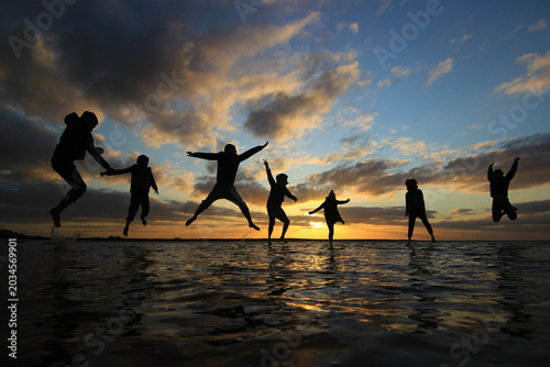Εκτύπωση καμβά While traveling in Australia, I took a silhouette photo of my friend's actions by a lake
