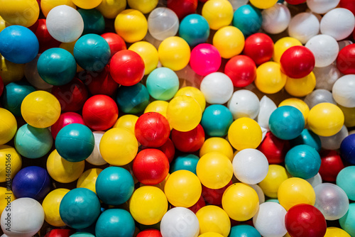 Photos Fondo de pelotas plásticas multicolores en piscina infantil recreativa