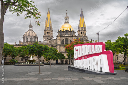 Schilderij op canvas Catedral Metropolitana de Guadalajara y la Plaza de la Liberación con su letrero turístico
