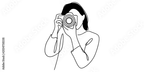 Foto Woman holding vintage camera taking self portrait in minimalist monochrome line