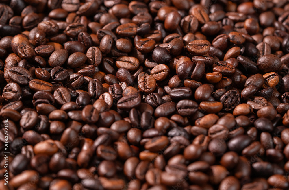 Fototapeta premium Close-up macro shot of roasted coffee beans with dark background. Fresh aromatic coffee beans with rich texture and warm tones, perfect for café, beverage.