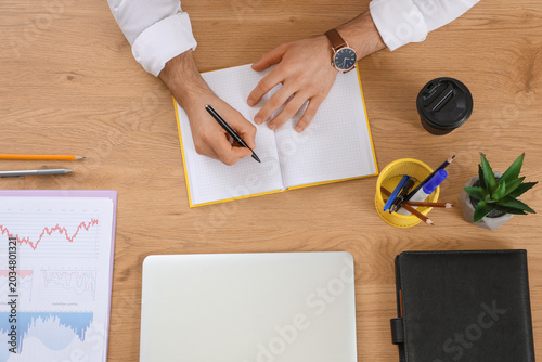 Young businessman with lapt...