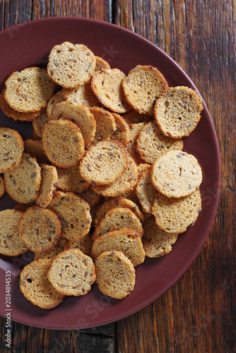 Garlic bread crisps with seeds