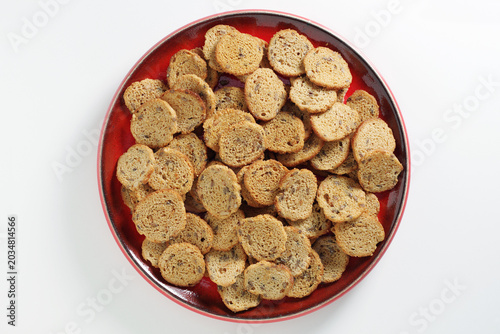 Dark rye bread garlic crisps