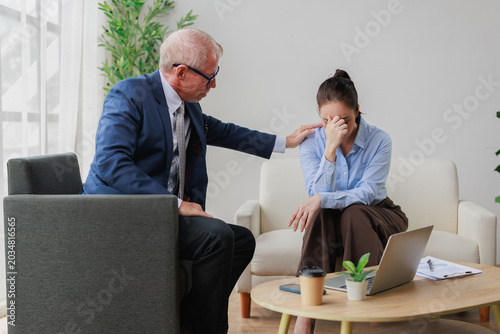 Tableau sur toile Senior male mentor supporting stressed female employee experiencing burnout, an