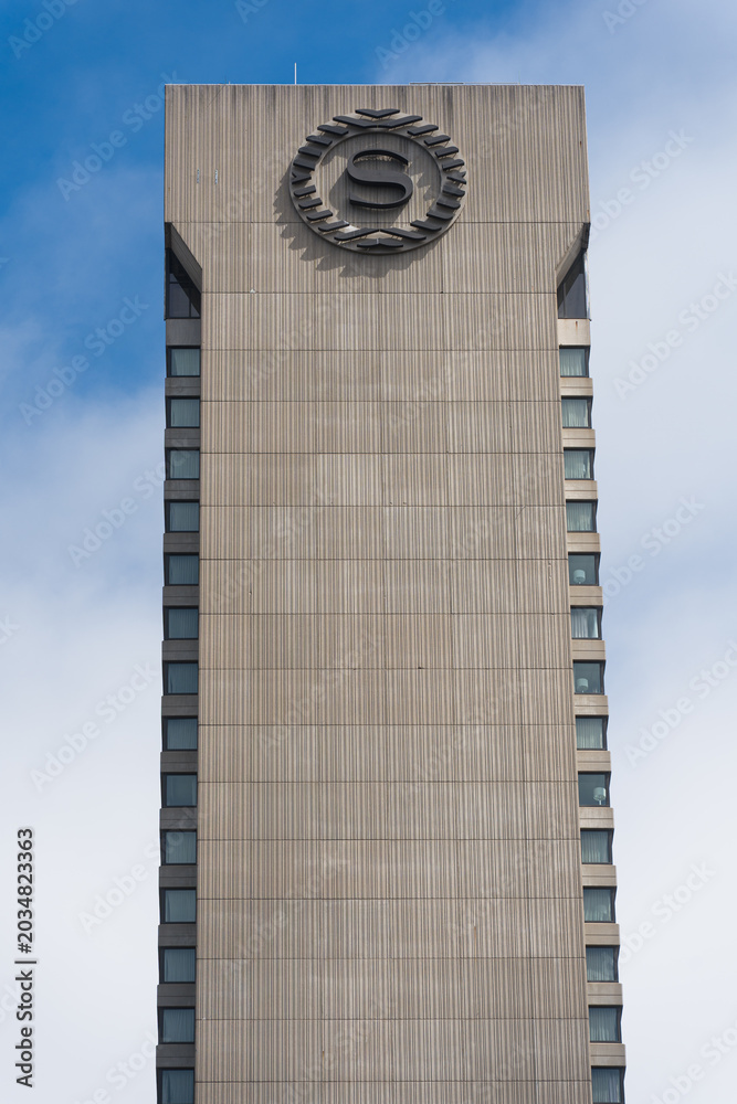 Naklejka premium Toronto, Canada - April 17, 2026: Metropolitan highrise emphasizing angular geometric patterns and exposed concrete