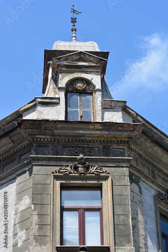 Fotografía Close up of a classic neo baroque building exterior featuring an ornate window f