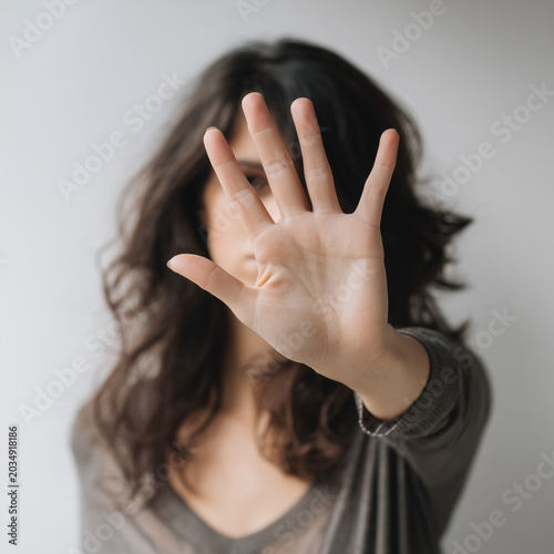 me too Frau mit ausgestreckter Hand in Stop-Geste vor unscharfem Hintergrund – Grenzen setzen, Ablehnung, Schutz, Selbstbestimmung und modernes Lifestyle-Portrait mit Copyspace