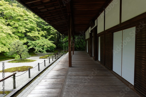 Fotografía 伝統的な木造建築の長い縁側から望む美しい新緑と日本庭園の景観