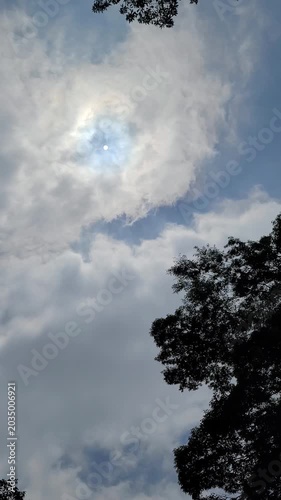 太陽の光と昼間の月の共演・雲の流れ／The interplay of sunlight and the moon during the daytime, and the movement of clouds.／태양의 빛과 낮의 달의 공연·구름의 흐름