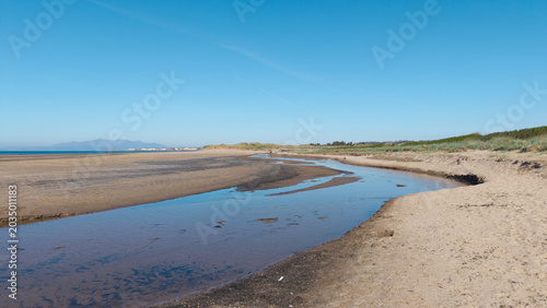 Foto Aerial view of a wide sandy beach at low tide