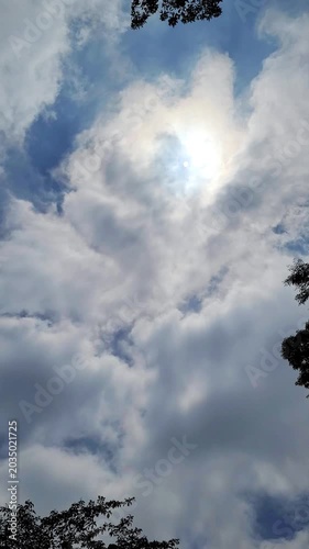 太陽の光と昼間の月の共演・雲の流れ／The interplay of sunlight and the moon during the daytime, and the movement of clouds.／태양의 빛과 낮의 달의 공연·구름의 흐름