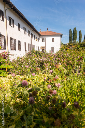 Canvas Print Il giardino fiorito presso il monastero sloveno di Kostanjevica o Castagnevizza