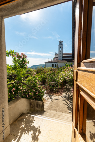 Monastero francescano sloveno di Kostanjevica o Castagnevizza con il suo roseto di rose Bourbon in una giornata soleggiata di primavera 