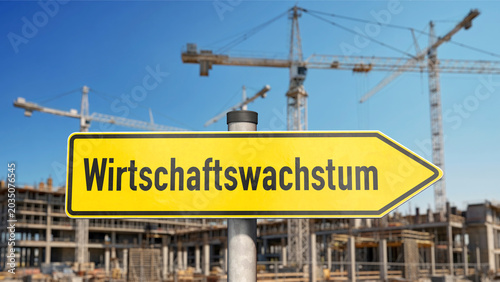 Wegweiser Wirtschaftswachstum mit Baustelle im Hintergrund