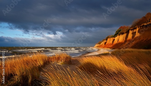 Sturmischer Abend Am Meer Schilf In Herbstfarbung Steilkuste Am Strand Der Ostsee Bei Wismar Mecklenburg Vorpommern Deutschland