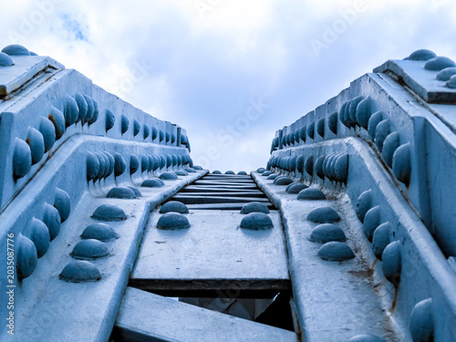 Foto Low angle view of steel bridge structure with rivets