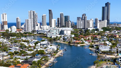 Foto Aerial View of Gold Coast Skyline and Suburban Waterway in Australia