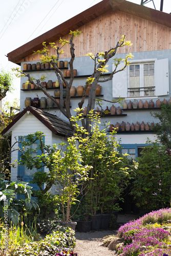 Canvas-taulu House facade decorated with clay pots. Tbilisi, Georgia.