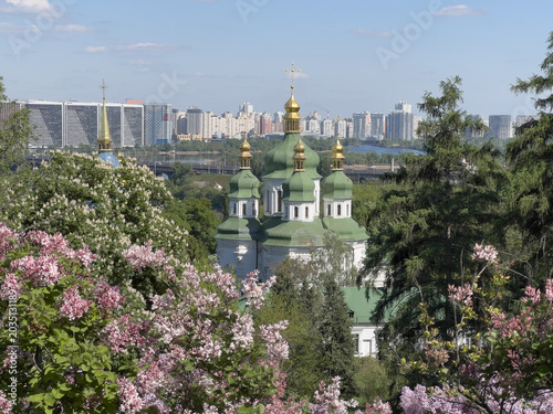 Foto Scenic view of the Vydubychi Monastery surrounded by blooming lilac flowers in the Hryshko National Botanical Garden in Kyiv, Ukraine