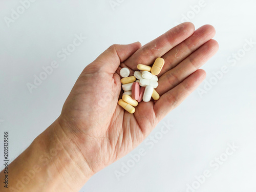 Foto A handful of assorted pills, tablets, capsules isolated on white background, for medicines, medications, medical treatments, dosage, drugs, supplements, antibiotic, healthcare, and pharmacy concepts