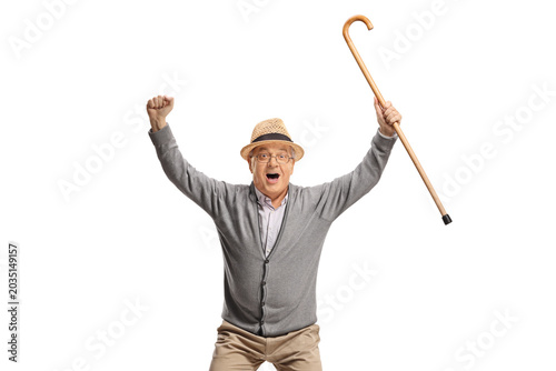 Foto Overjoyed elderly man holding a cane and gesturing happiness